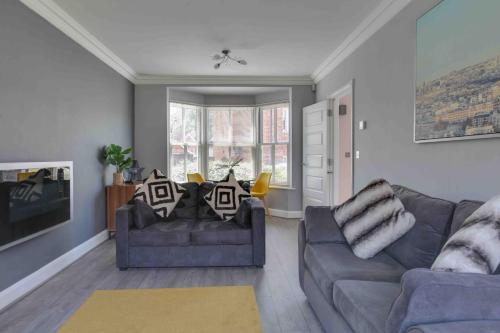Elizabeth II Five Bedroom Spacious Home - Tindon End Road