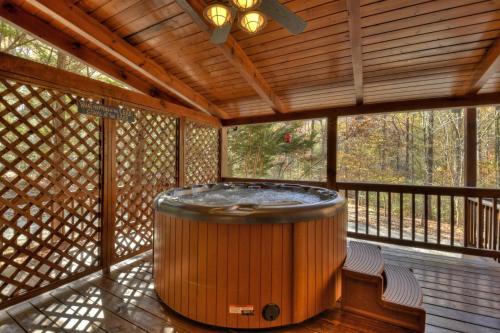 Waterfall Lodge in Ellijay, USA