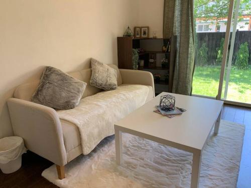 Surrey 2-Bedroom Retreat near Local Attractions