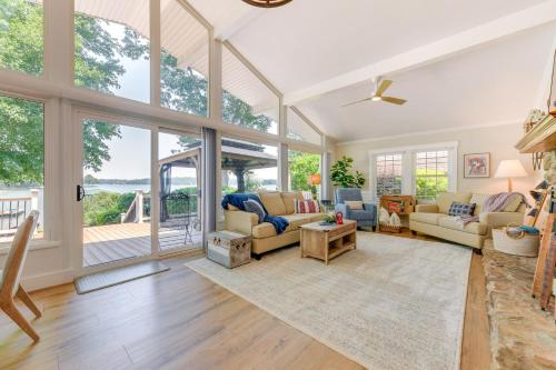 Commodore Bay Waterfront Home on Lake Norman! in Mooresville, USA