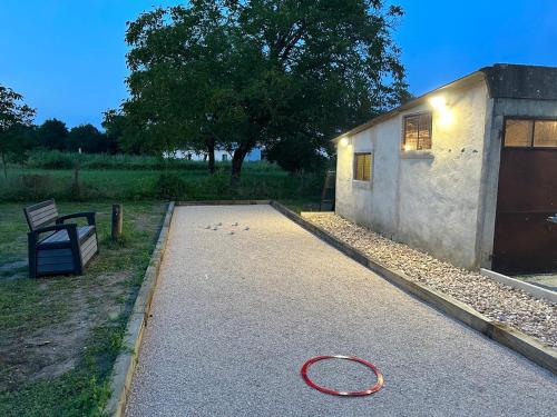 Jolie Villa indépendante climatisée 3 chambres tout confort 6 couchages, piscine chauffée 4 X 8 disponible de Juin à fin Septembre, grand terrain clos, boulodrome éclairé, ping-pong, wifi, proche commerces et commodités Animaux domestiques sur demande