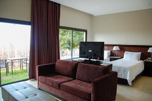 Grand Twin Guest Room with Mountain View