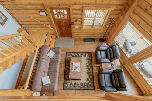 Bearfoot Chalet by NW Comfy Cabins