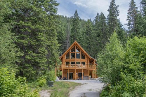Bearfoot Chalet by NW Comfy Cabins