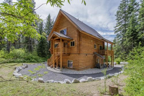 Bearfoot Chalet by NW Comfy Cabins