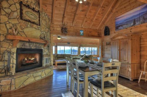 Treetop Getaway in Ellijay, USA