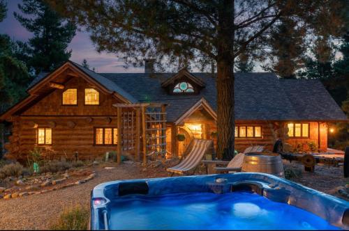 Rustic cabin with hot tub - Homewood Forest Retreat