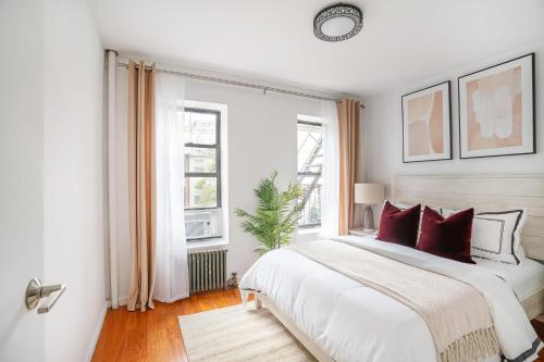 444-3E Contemporary 1BR in Hell's Kitchen - main image