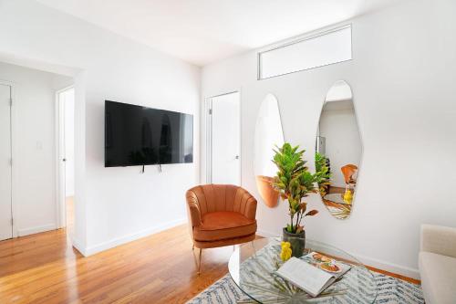 444-3E Contemporary 1BR in Hell's Kitchen - image 11