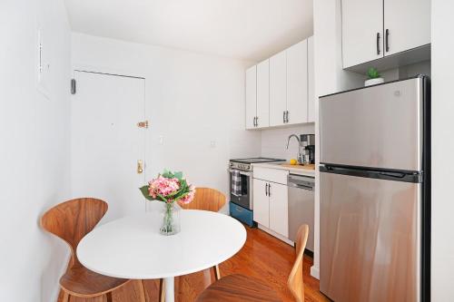 444-3E Contemporary 1BR in Hell's Kitchen - image 4
