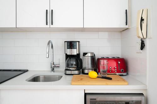 444-3E Contemporary 1BR in Hell's Kitchen - image 2