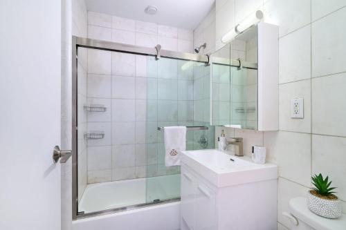 444-3E Contemporary 1BR in Hell's Kitchen - image 7