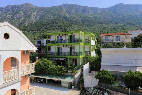  Apartments with a parking space Gradac, Makarska - 2784, Pension in Gradac bei Veliki Prolog