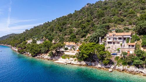  Apartments by the sea Ubli, Lastovo - 16599 in Lastovo