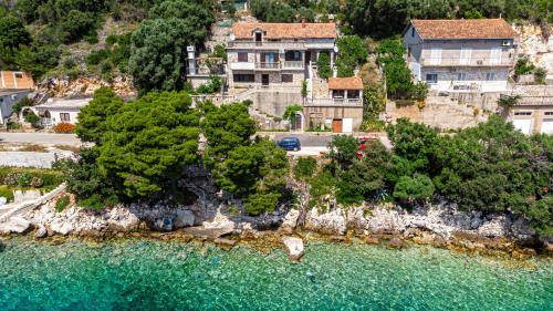  Apartments by the sea Ubli, Lastovo - 16599 in Lastovo