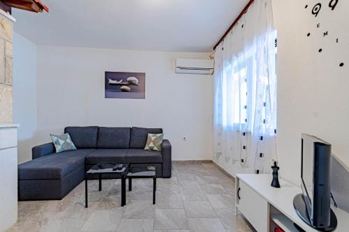 Apartments by the sea Ubli Lastovo - 16599 - image 2