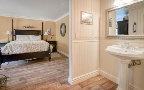 Bayfront History - Anchor Pier Lodge - image 5