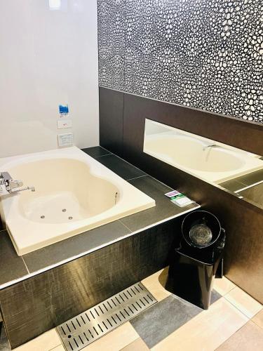 Bathroom, ホテル CROWN MOTEL in Asahi