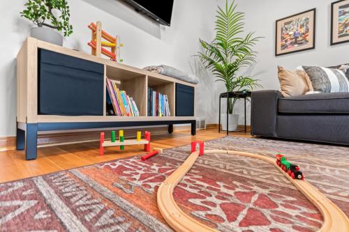 Family-Friendly, Multi-Day Sale, 15 mins to Downtown in Detroit, USA