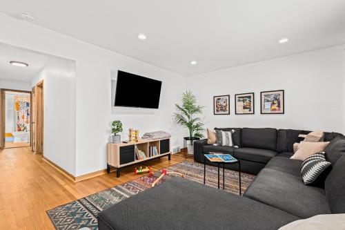 Family-Friendly, Multi-Day Sale, 15 mins to Downtown in Detroit, USA