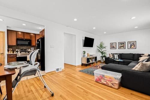Family-Friendly, Multi-Day Sale, 15 mins to Downtown in Detroit, USA
