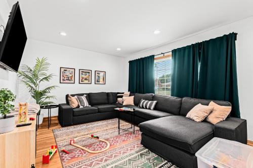 Comfy Family-Friendly Getaway less than 15 mins to Downtown