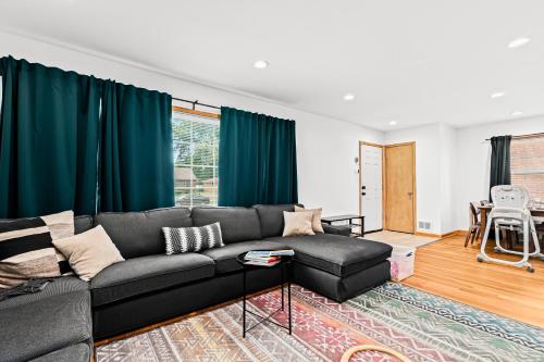 Family-Friendly, Multi-Day Sale, 15 mins to Downtown in Detroit, USA
