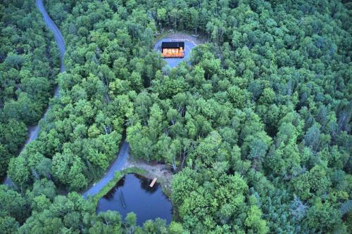 KALLM-Mont-Tremblant chalet with hot tub & pond on private 7acre estate