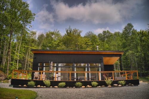 KALLM-Mont-Tremblant chalet with hot tub & pond on private 7acre estate