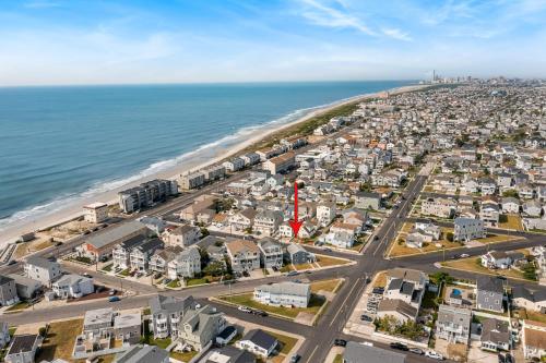 Spectacular 3 BR Condo One Block to the Beach in 雙桅船市 (NJ)