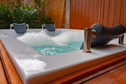 Pezsgőfürdő, Hotel Kantarrana Urbana Jardin in Jardin