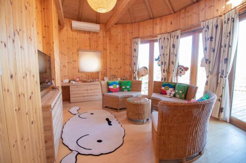 2 twin beds, 2 bunk beds
