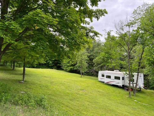 Salmon River RV camping in Cloyne (ON)