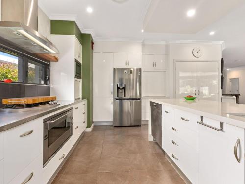 virtuve, The Doggy Beach House - with Pool in Pottsville in Cudgera Creek