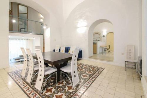 Beautiful townhouse with studio and private garden 2 blocks from old city