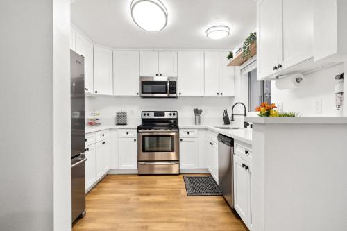 Double King Suite with Patio Dining and Parking NRP21-00386 in Long Beach, USA