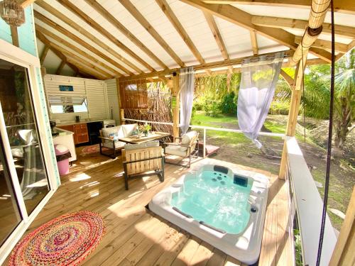 อ่างแช่น้ำร้อน, Écolodge Ti-Spa avec Jacuzzi Privé Villa Gaïa (Ecolodge Ti-Spa avec Jacuzzi Prive Villa Gaia) in เลอ ยามัน