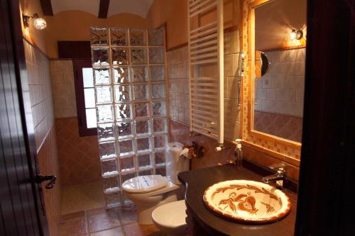 Hotel Rural Valle del Turrilla - Cazorlatur Stop at Casa Rural Valle del Turrilla - Cazorlatur to discover the wonders of Hinojares. Offering a variety of facilities and services, the hotel provides all you need for a good nights sleep. Facili