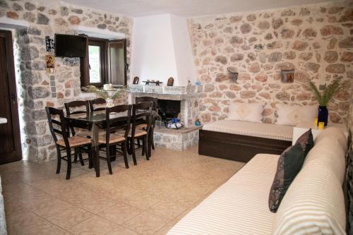 Anna's Garden in Pyrgos Dyrou