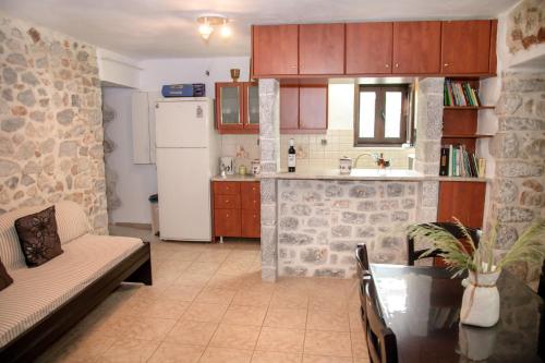 Konyha, Anna's Garden in Pyrgos Dyrou