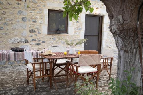 Létesítmények, Anna's Garden in Pyrgos Dyrou
