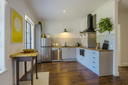 MAIN STREET RETREAT - King BRs, Comp Minibar, Breakfast Prov, Fireplaces - Ashbourne