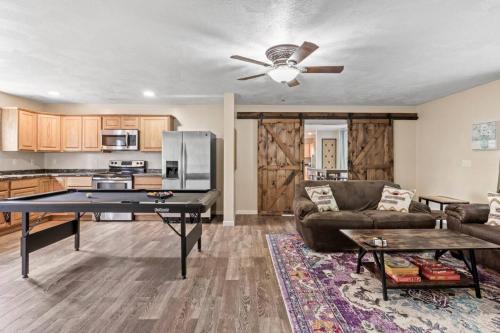 Huge Home! Sleeps 26! Close to Ithaca! Dogs ok! in Lansing, USA