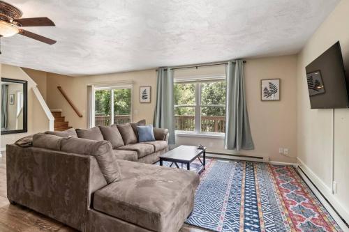 Huge Home! Sleeps 26! Close to Ithaca! Dogs ok! in Lansing, USA