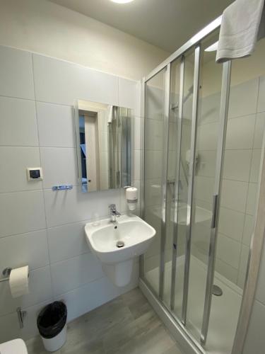 Standard Single Room image 6