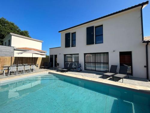 Villa 4 chbres avec piscine (10)