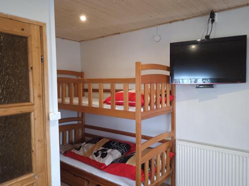 1 double bed, 1 bunk bed