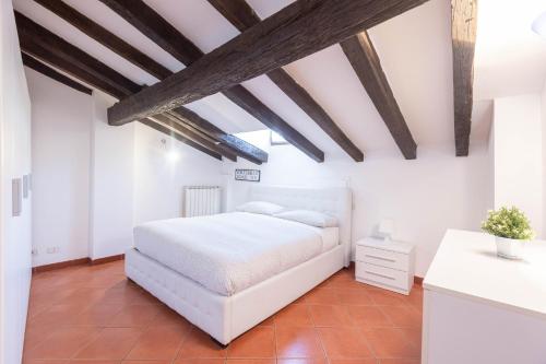 Beautiful penthouse in city center with balcony, Bologna