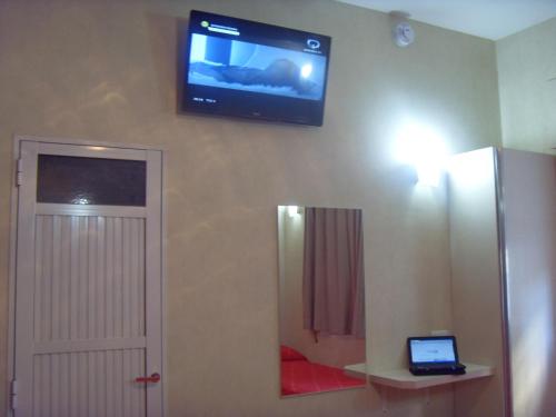 Standard Single Room image 6