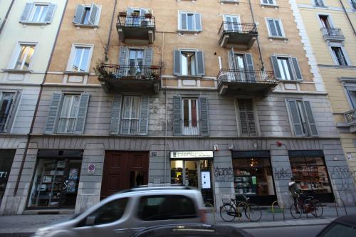 Just Urban Stays - Stylish 1BR in City Center - Balcony and Metro M2 M4, Milan